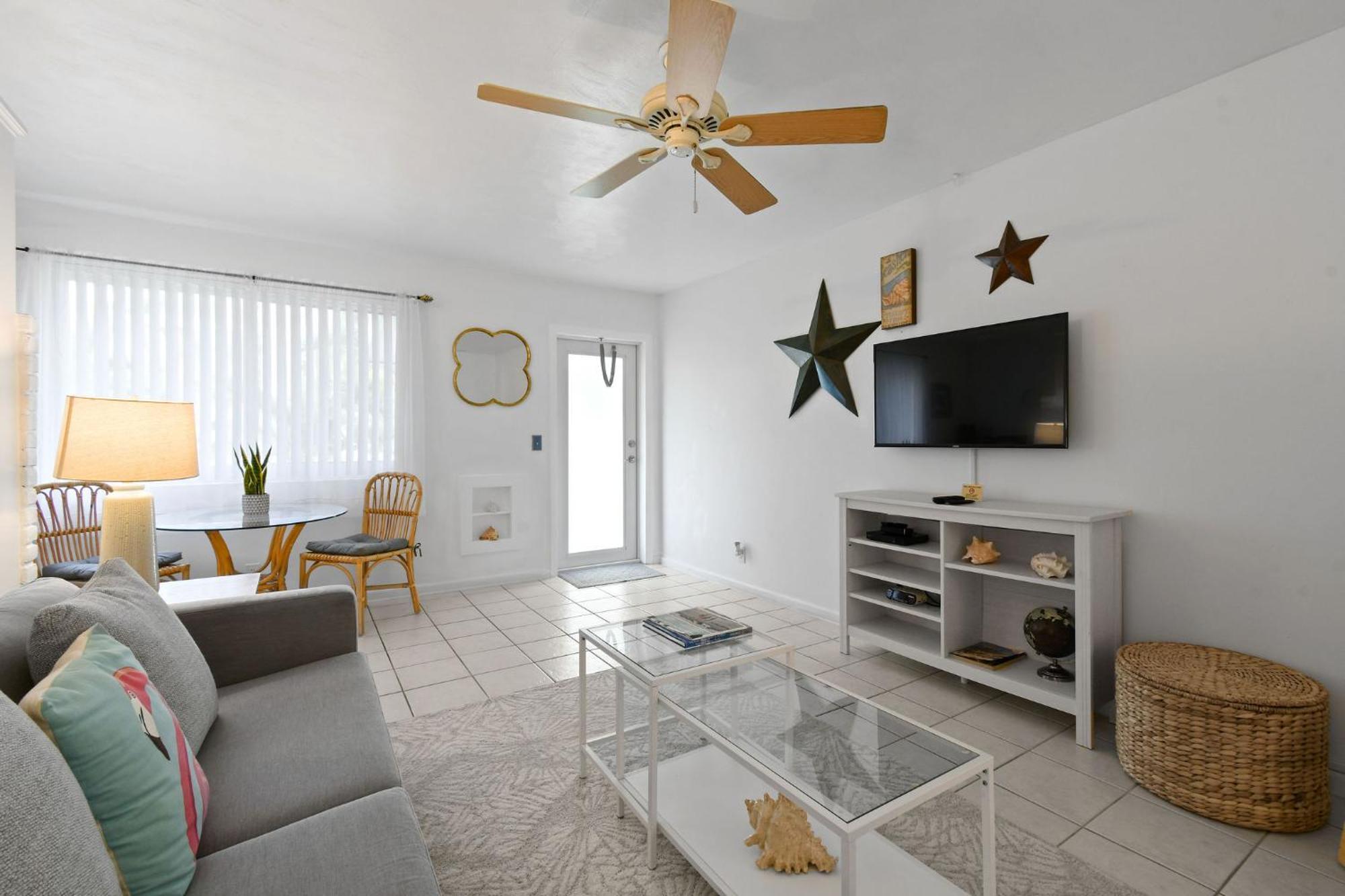 Sunshine Shores Boutique Apartments 팜비치쇼어 외부 사진