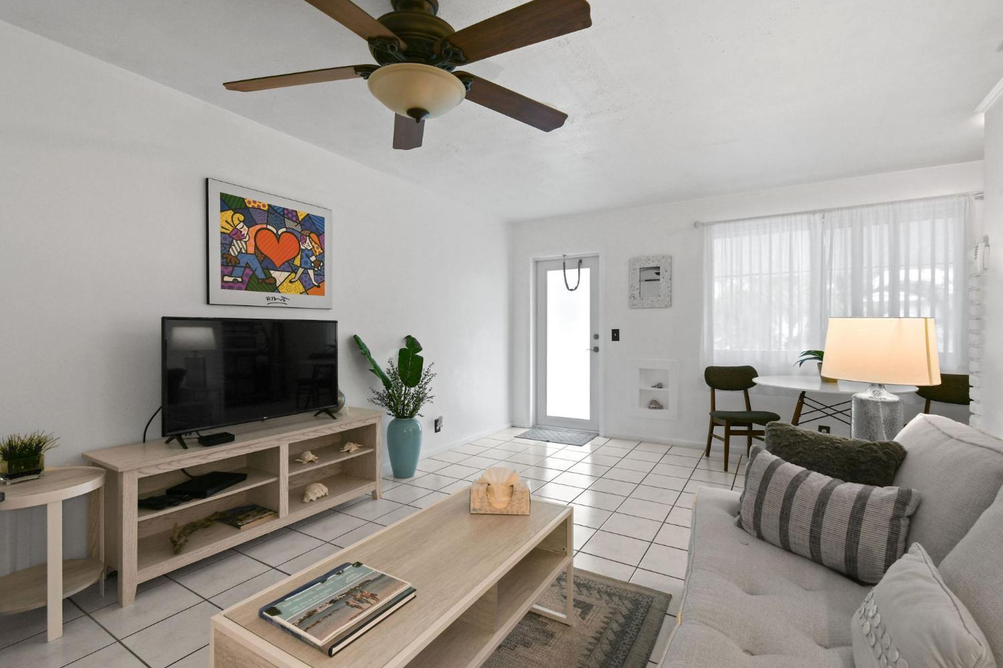 Sunshine Shores Boutique Apartments 팜비치쇼어 외부 사진