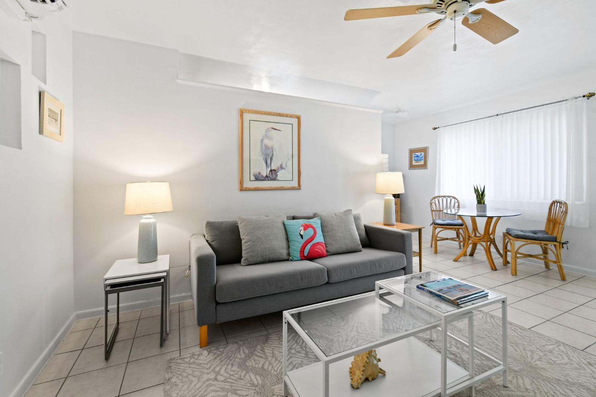 Sunshine Shores Boutique Apartments 팜비치쇼어 외부 사진