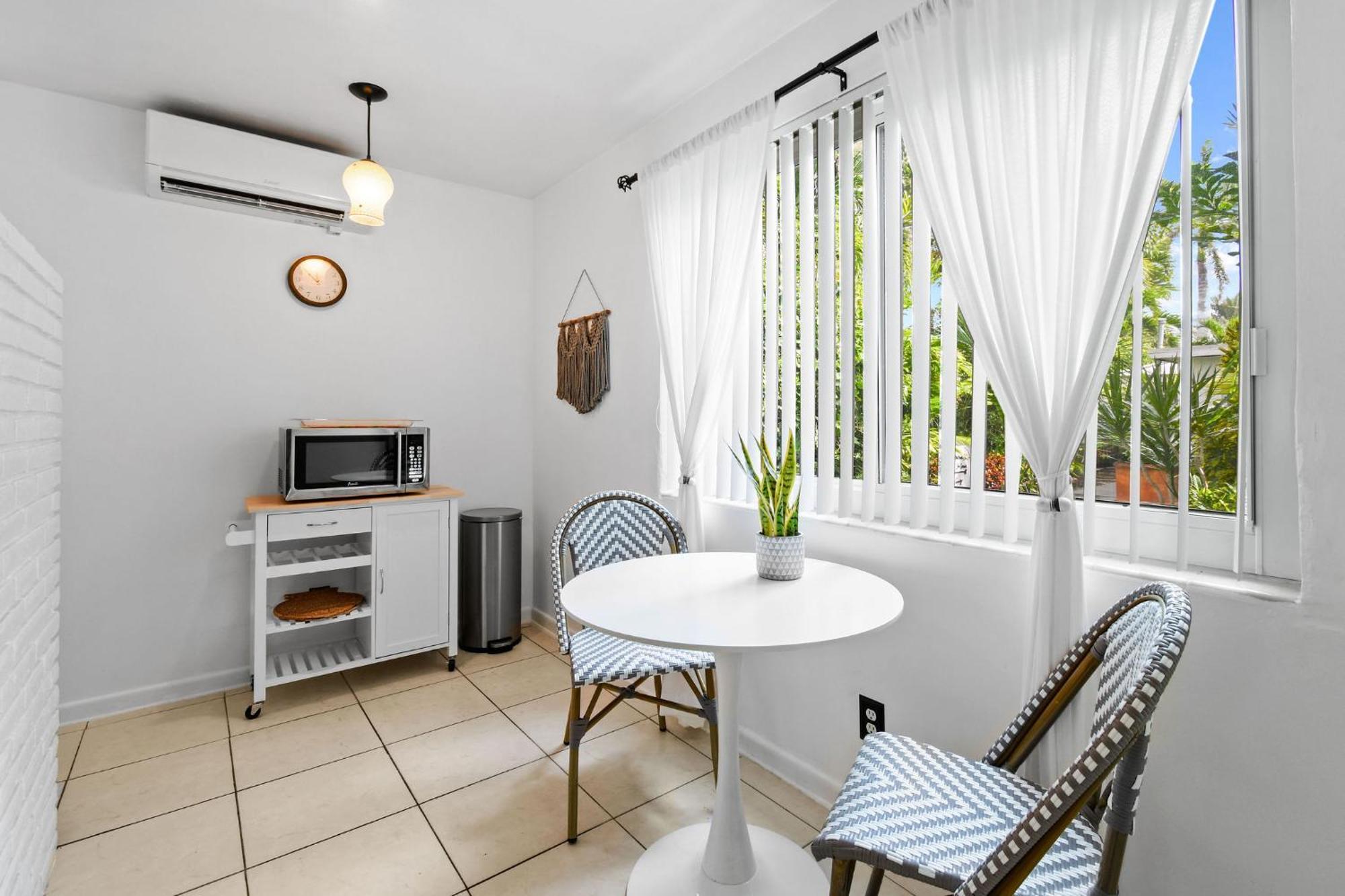 Sunshine Shores Boutique Apartments 팜비치쇼어 외부 사진