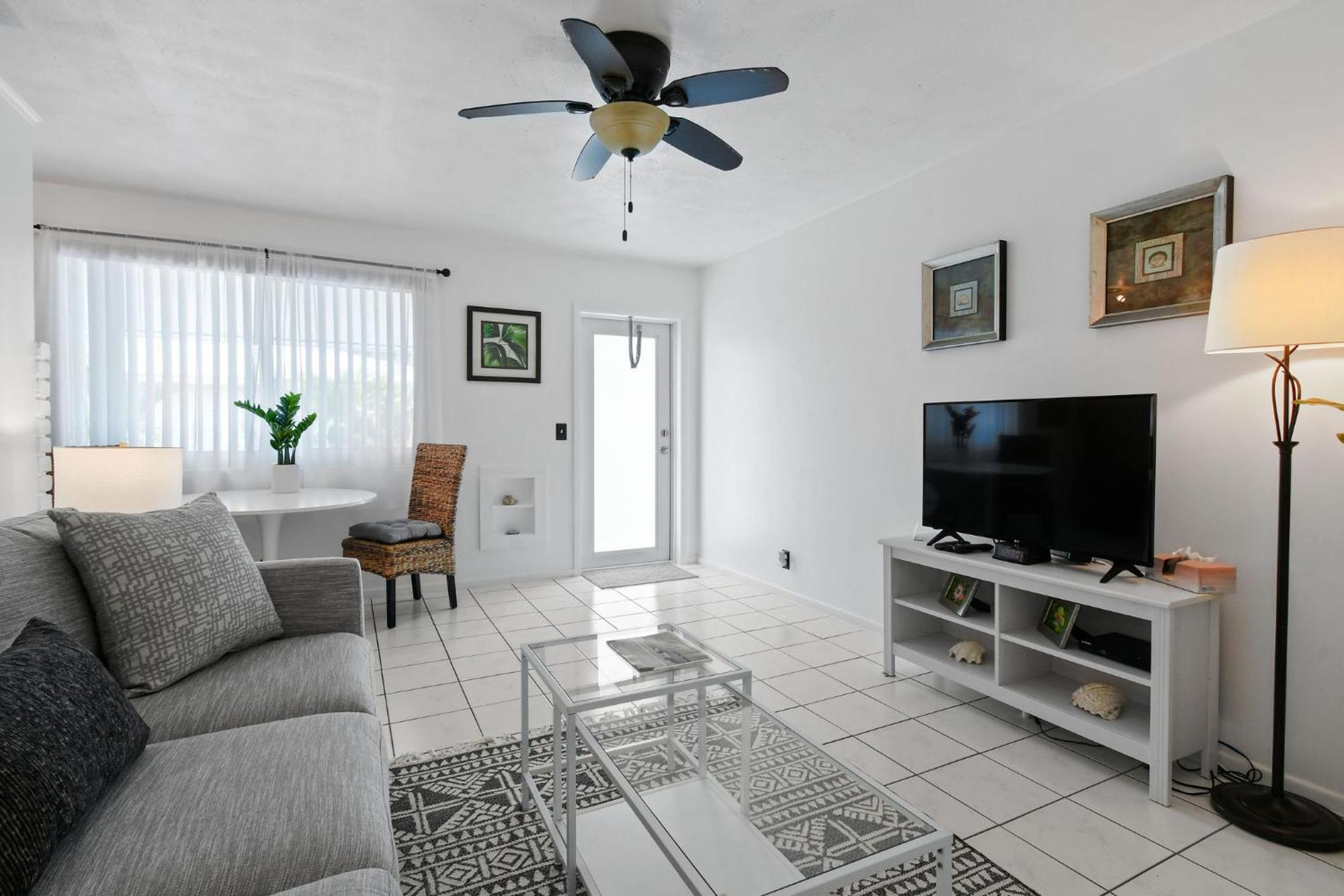 Sunshine Shores Boutique Apartments 팜비치쇼어 외부 사진