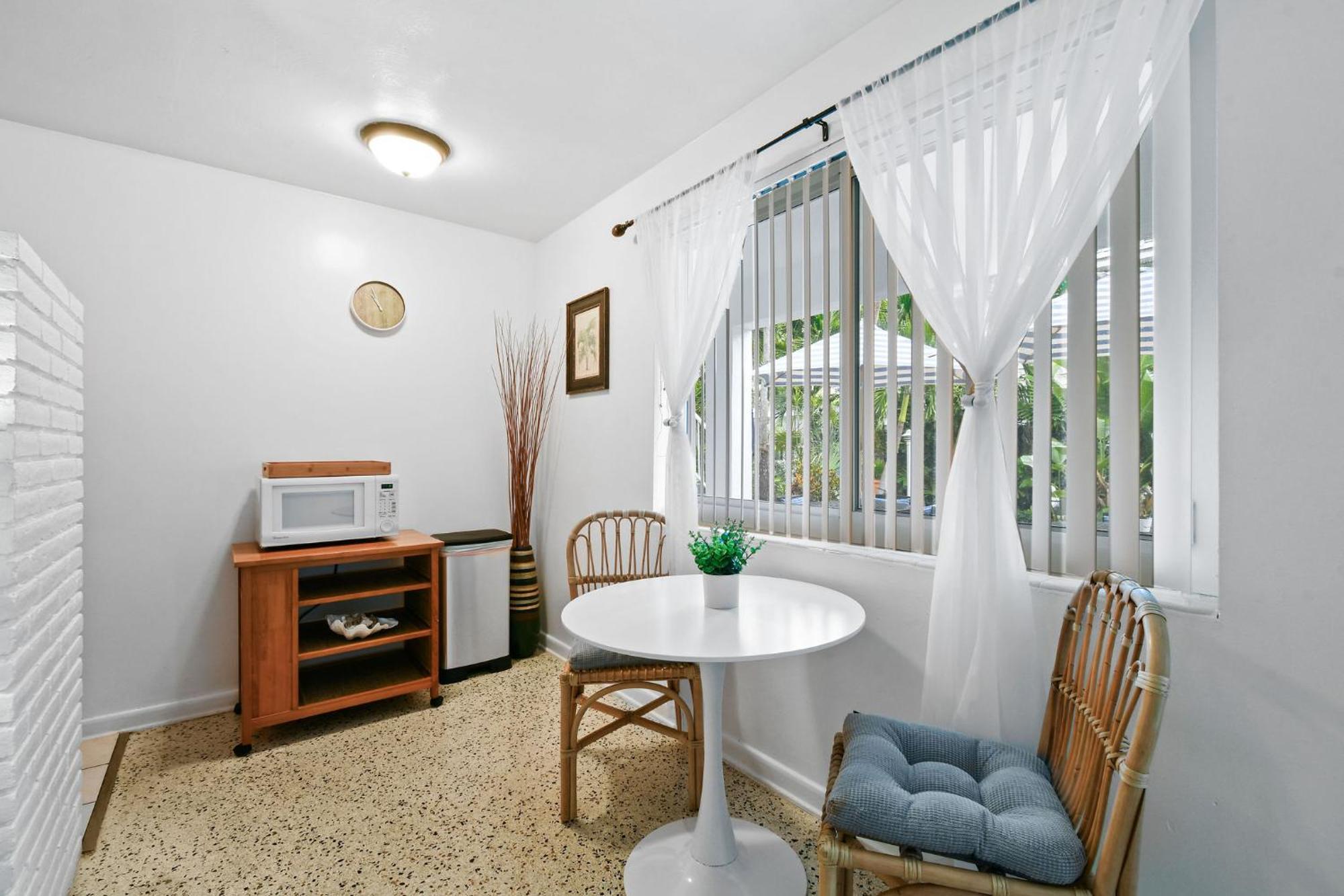Sunshine Shores Boutique Apartments 팜비치쇼어 외부 사진